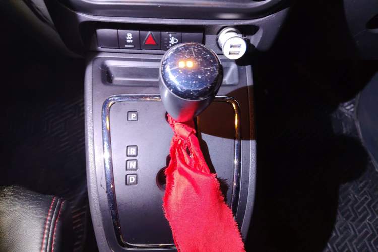 Used Jeep Compass 2014 2.4L four-wheel drive sport version Gear Lever