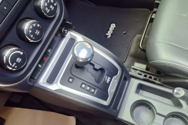 Used Jeep Compass 2014 Revised Version 2.4L Four-Wheel Drive Comfort Edition Gear Lever