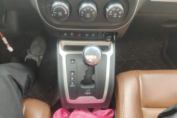 Used Jeep Compass 2014 2.4L four-wheel drive luxury navigation version Gear Lever