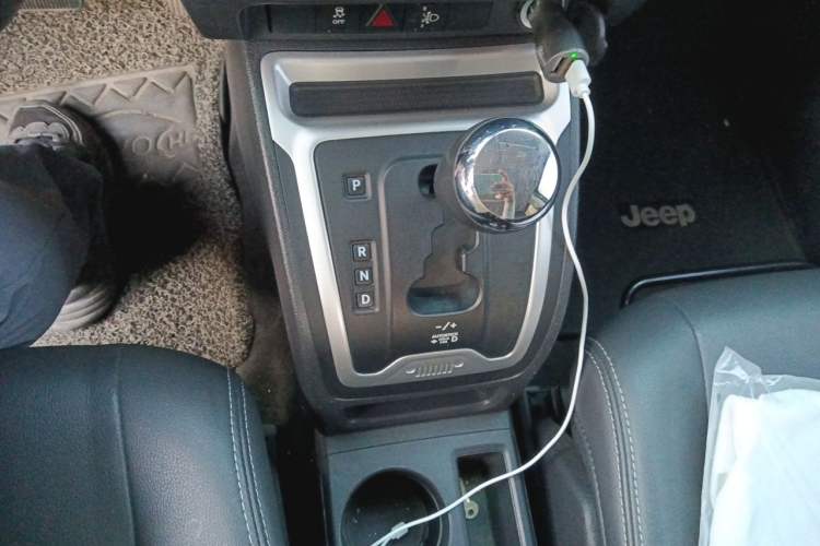 Used Jeep Compass 2014 Revised Version 2.4L Four-Wheel Drive Comfort Edition Gear Lever