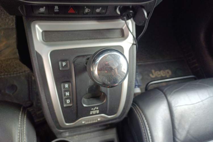 Used Jeep Compass 2014 Revised Version 2.4L Four-Wheel Drive Luxury Edition Gear Lever