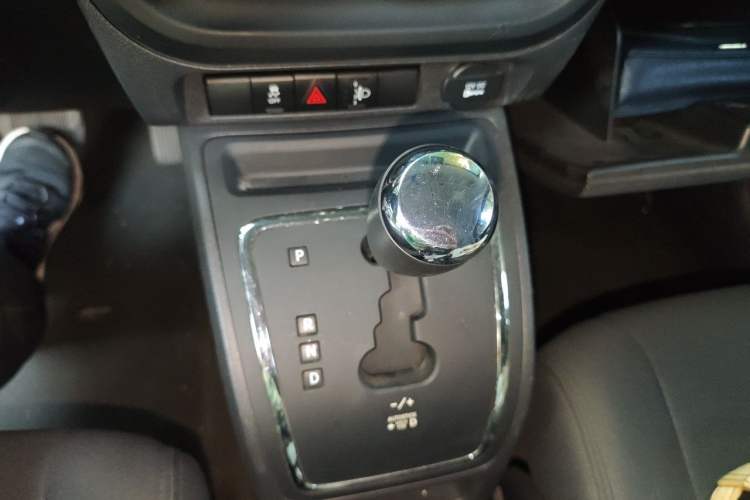 Used Jeep Compass 2014 2.0L two-wheel drive sport version Gear Lever