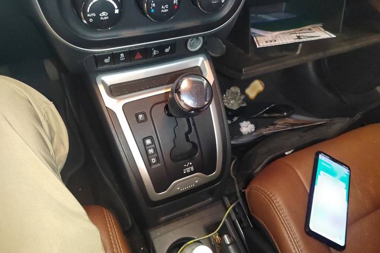 Used Jeep Compass 2014 Revised Version 2.4L Four-Wheel Drive Luxury Edition Gear Lever