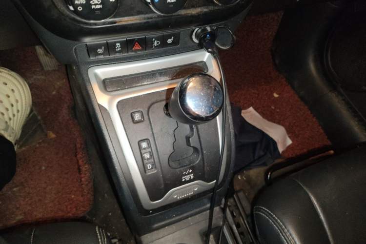 Used Jeep Compass 2014 2.4L four-wheel drive luxury version Gear Lever