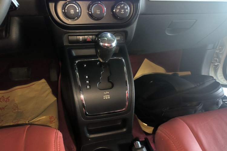 Used Jeep Compass 2014 2.0L two-wheel drive sport version Gear Lever