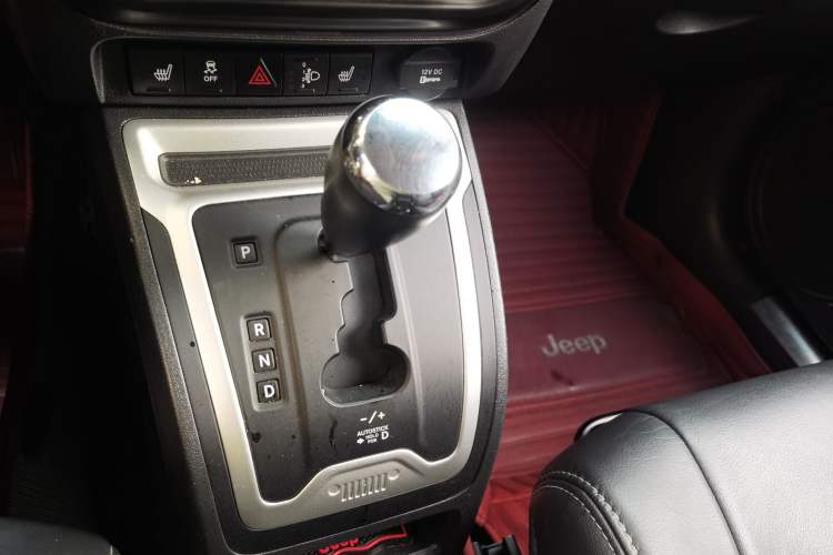 Used Jeep Compass 2014 2.4L four-wheel drive luxury version Gear Lever