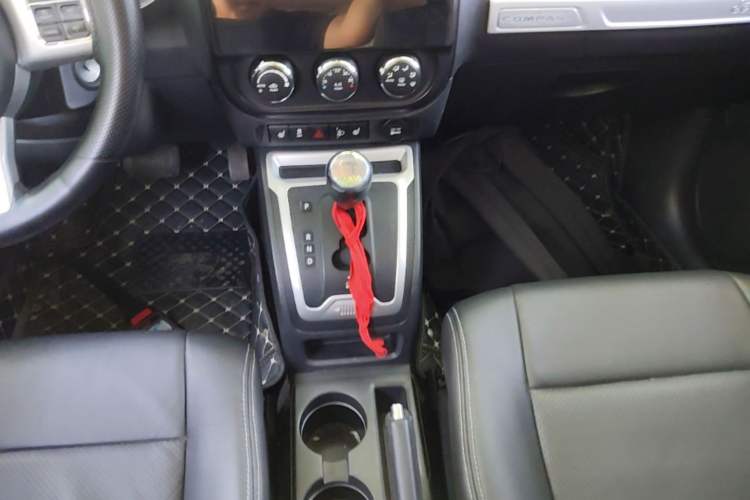 Used Jeep Compass 2014 Revised Version 2.4L Four-Wheel Drive Luxury Edition Gear Lever
