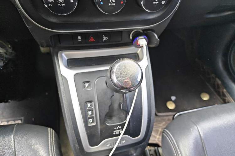 Used Jeep Compass 2014 Revised Version 2.4L Four-Wheel Drive Comfort Edition Gear Lever