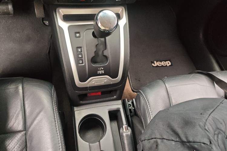 Used Jeep Compass 2014 2.4L four-wheel drive luxury version Gear Lever