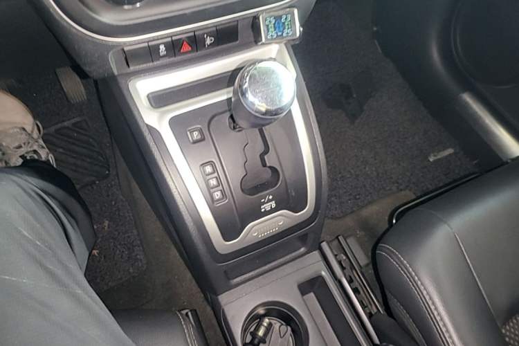 Used Jeep Compass 2014 Revised Version 2.4L Four-Wheel Drive Comfort Edition Gear Lever
