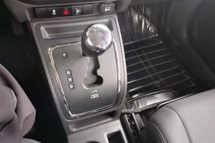Used Jeep Compass 2014 2.4L four-wheel drive sport version Gear Lever