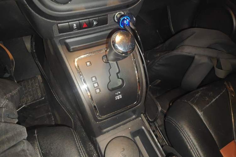 Used Jeep Compass 2014 2.0L two-wheel drive sport version Gear Lever