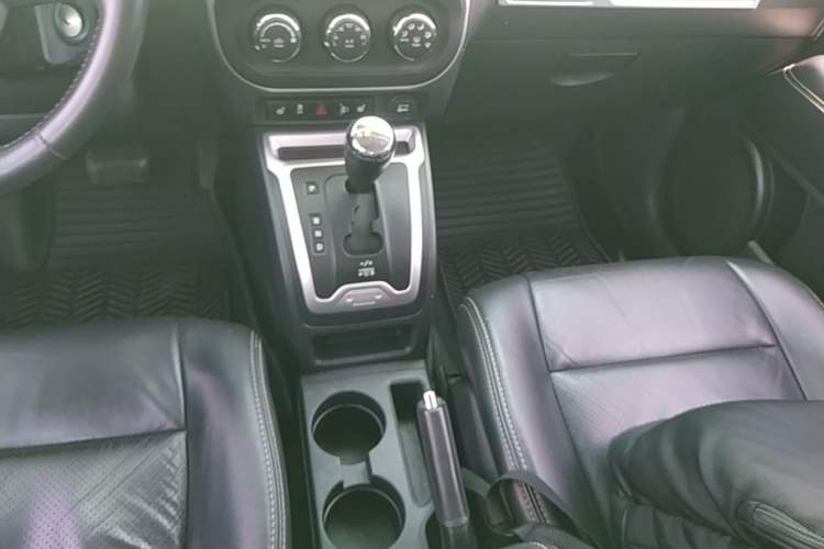 Used Jeep Compass 2014 Revised Version 2.4L Four-Wheel Drive Luxury Edition Gear Lever