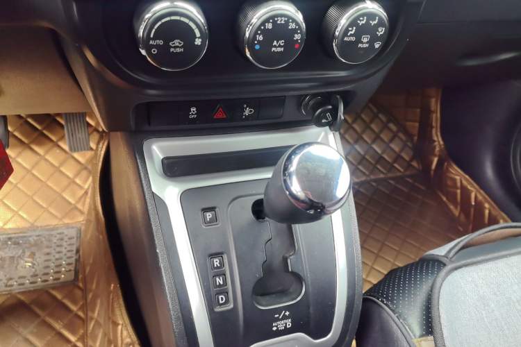 Used Jeep Compass 2014 2.4L four-wheel drive sport version Gear Lever