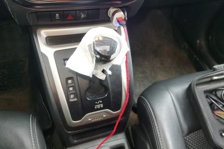 Used Jeep Compass 2014 2.4L four-wheel drive sport version Gear Lever