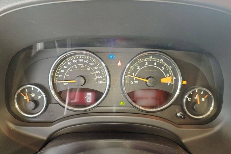 Used Jeep Compass 2014 2.4L four-wheel drive luxury version Instrument Cluster