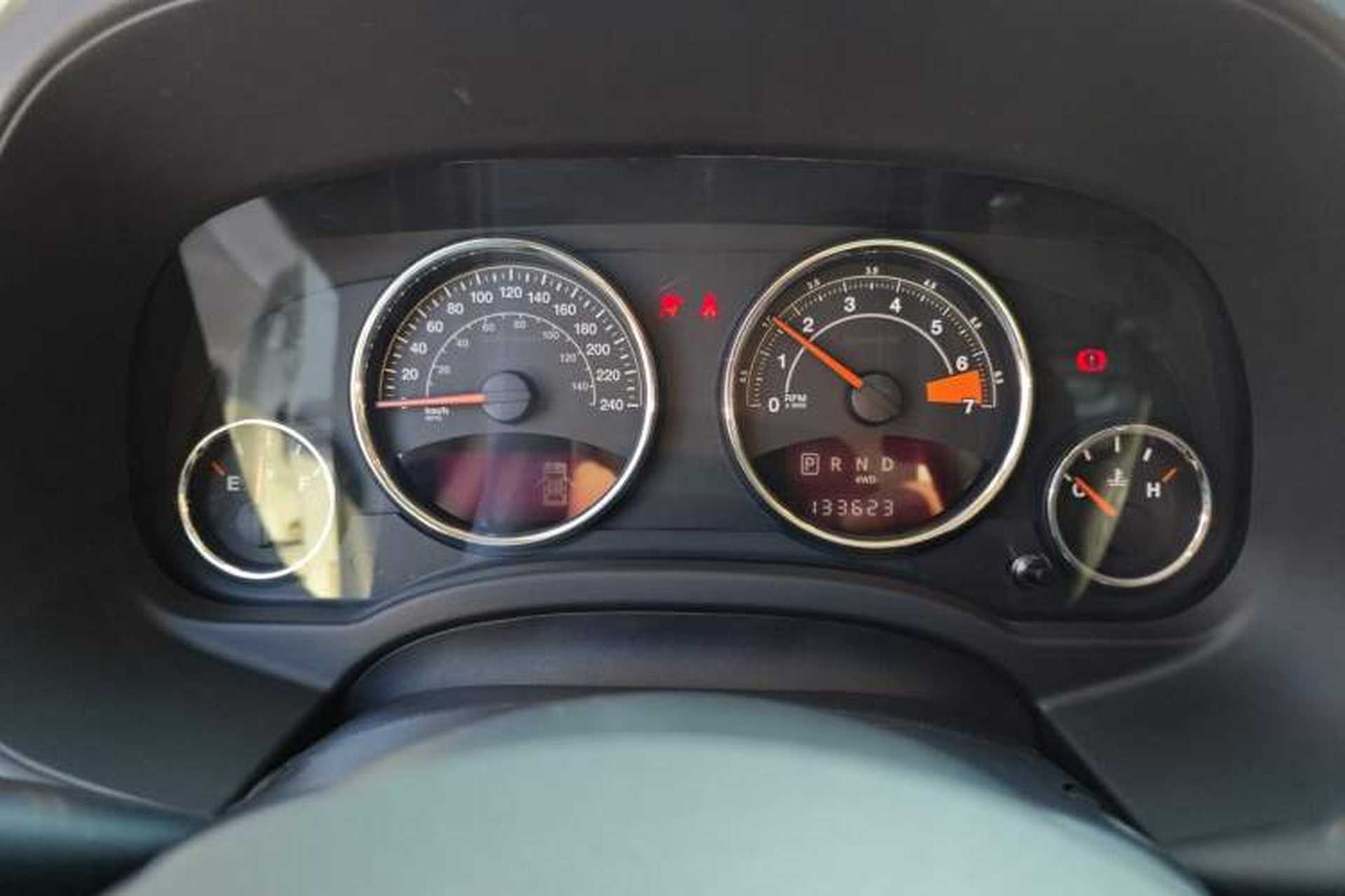 Used Jeep Compass 2014 2.4L four-wheel drive luxury version Instrument Cluster