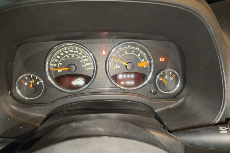 Used Jeep Compass 2014 2.4L four-wheel drive luxury version Instrument Cluster