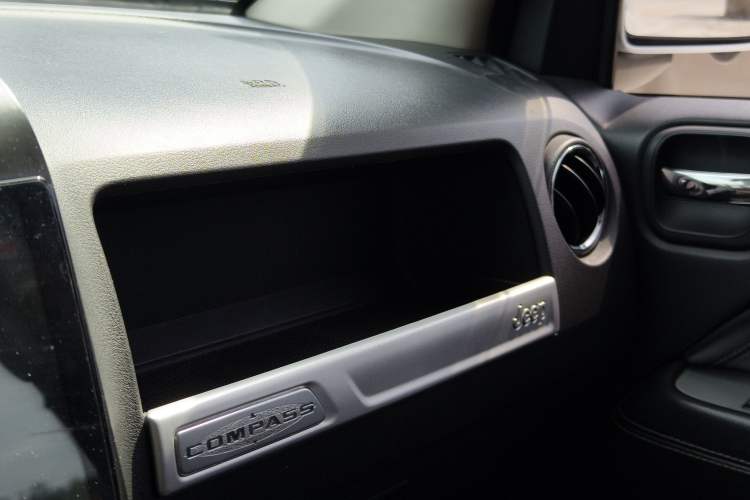 Used Jeep Compass 2014 2.4L four-wheel drive luxury version Interior 11