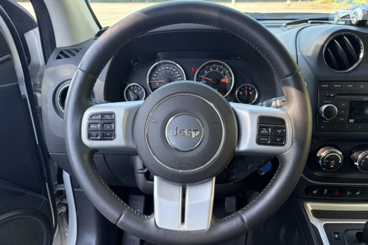 Used Jeep Compass 2014 Revised Version 2.4L Four-Wheel Drive Luxury Edition Interior 2