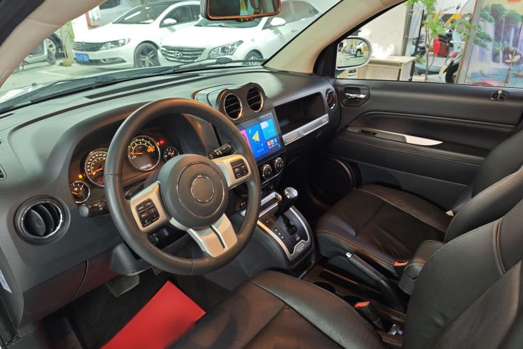 Used Jeep Compass 2014 Revised Version 2.4L Four-Wheel Drive Luxury Edition Interior 2
