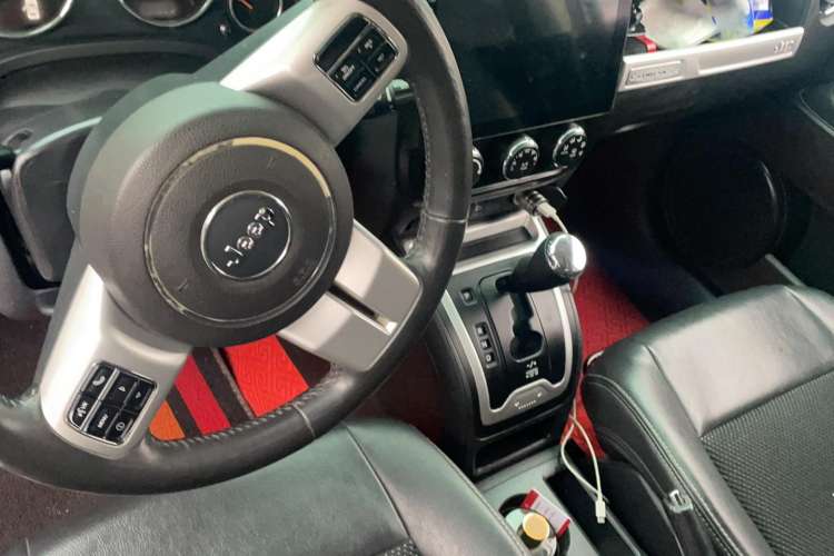 Used Jeep Compass 2014 2.4L four-wheel drive sport version Interior 3