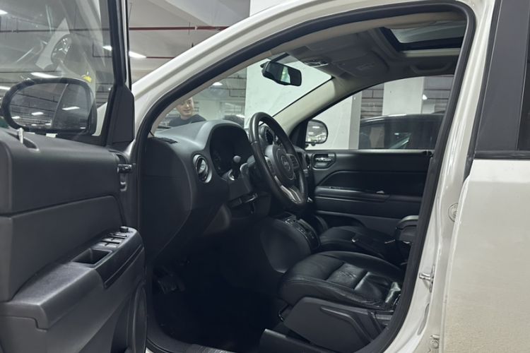 Used Jeep Compass 2014 2.4L four-wheel drive sport version Interior 3