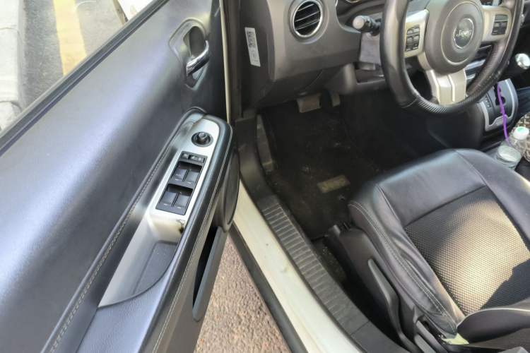 Used Jeep Compass 2014 Revised Version 2.4L Four-Wheel Drive Comfort Edition Interior 3