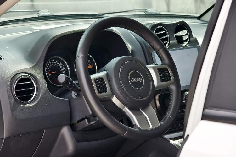 Used Jeep Compass 2014 2.4L four-wheel drive luxury version Interior 4