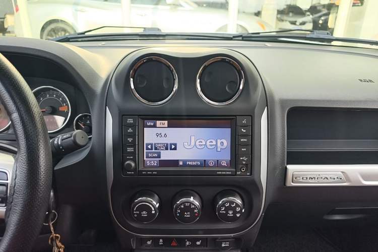 Used Jeep Compass 2014 2.4L four-wheel drive luxury navigation version Interior 4