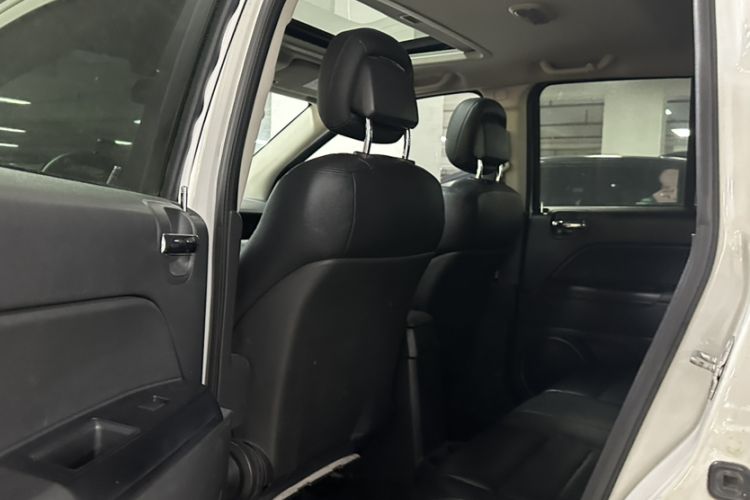 Used Jeep Compass 2014 2.4L four-wheel drive sport version Interior 4