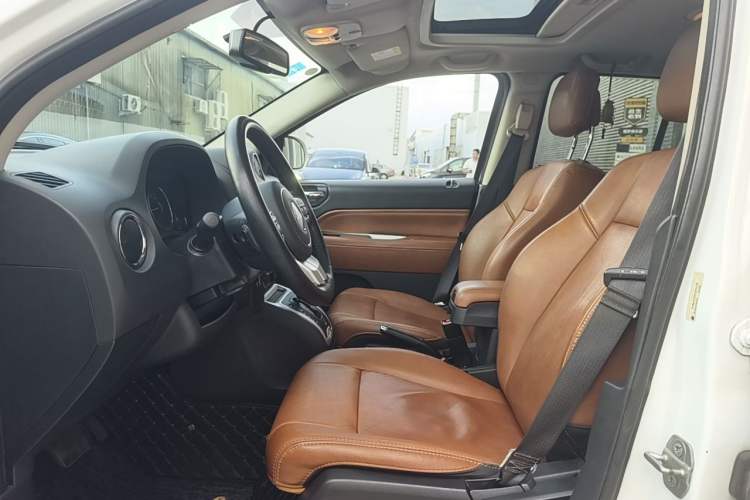 Used Jeep Compass 2014 2.4L four-wheel drive luxury navigation version Interior 7