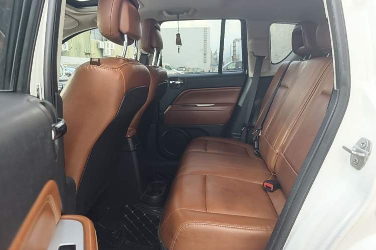 Used Jeep Compass 2014 2.4L four-wheel drive luxury navigation version Interior 9