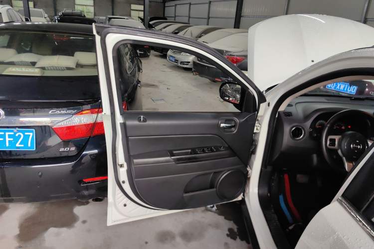 Used Jeep Compass 2014 Revised Version 2.0L Two-Wheel Drive Entry-Level Edition Left Front Door Interior