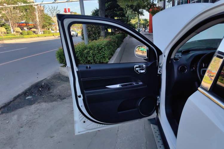 Used Jeep Compass 2014 Revised Version 2.0L Two-Wheel Drive Elite Edition Left Front Door Interior