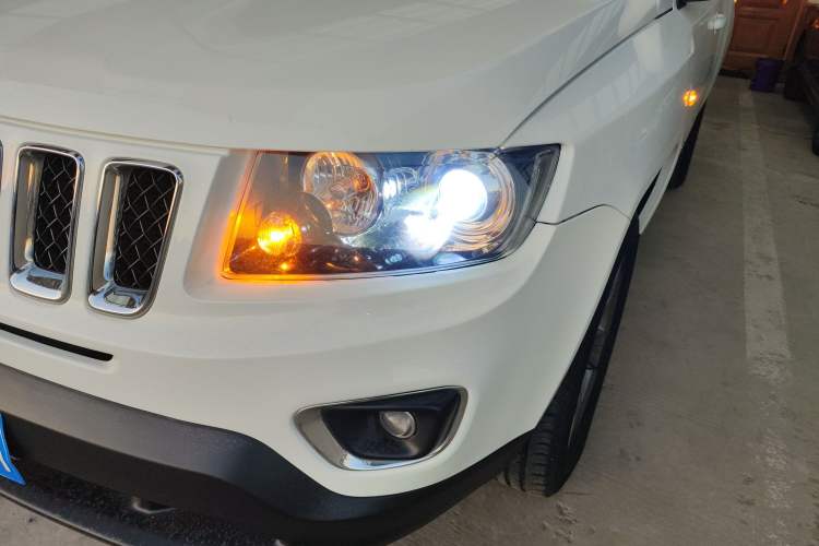 Used Jeep Compass 2014 Revised Version 2.4L Four-Wheel Drive Comfort Edition Left Front Headlight