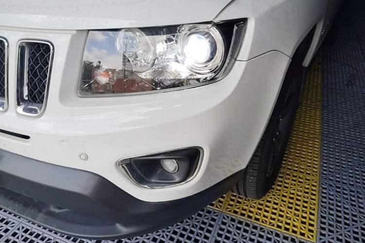 Used Jeep Compass 2014 Revised Version 2.4L Four-Wheel Drive Comfort Edition Left Front Headlight