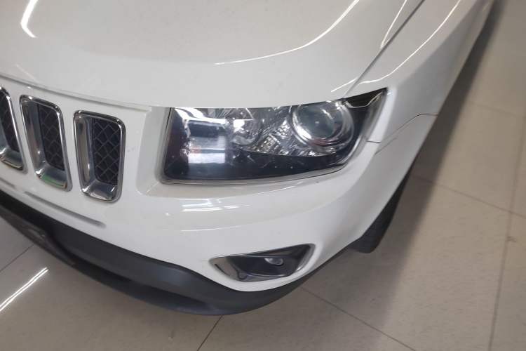 Used Jeep Compass 2014 Revised Version 2.4L Four-Wheel Drive Luxury Edition Left Front Headlight