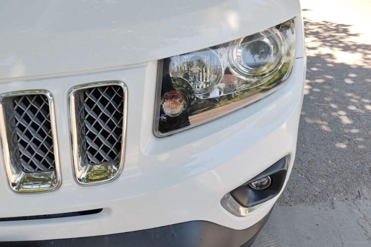 Used Jeep Compass 2014 Revised Version 2.4L Four-Wheel Drive Luxury Edition Left Front Headlight