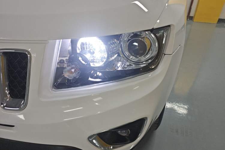 Used Jeep Compass 2014 Revised Version 2.4L Four-Wheel Drive Comfort Edition Left Front Headlight