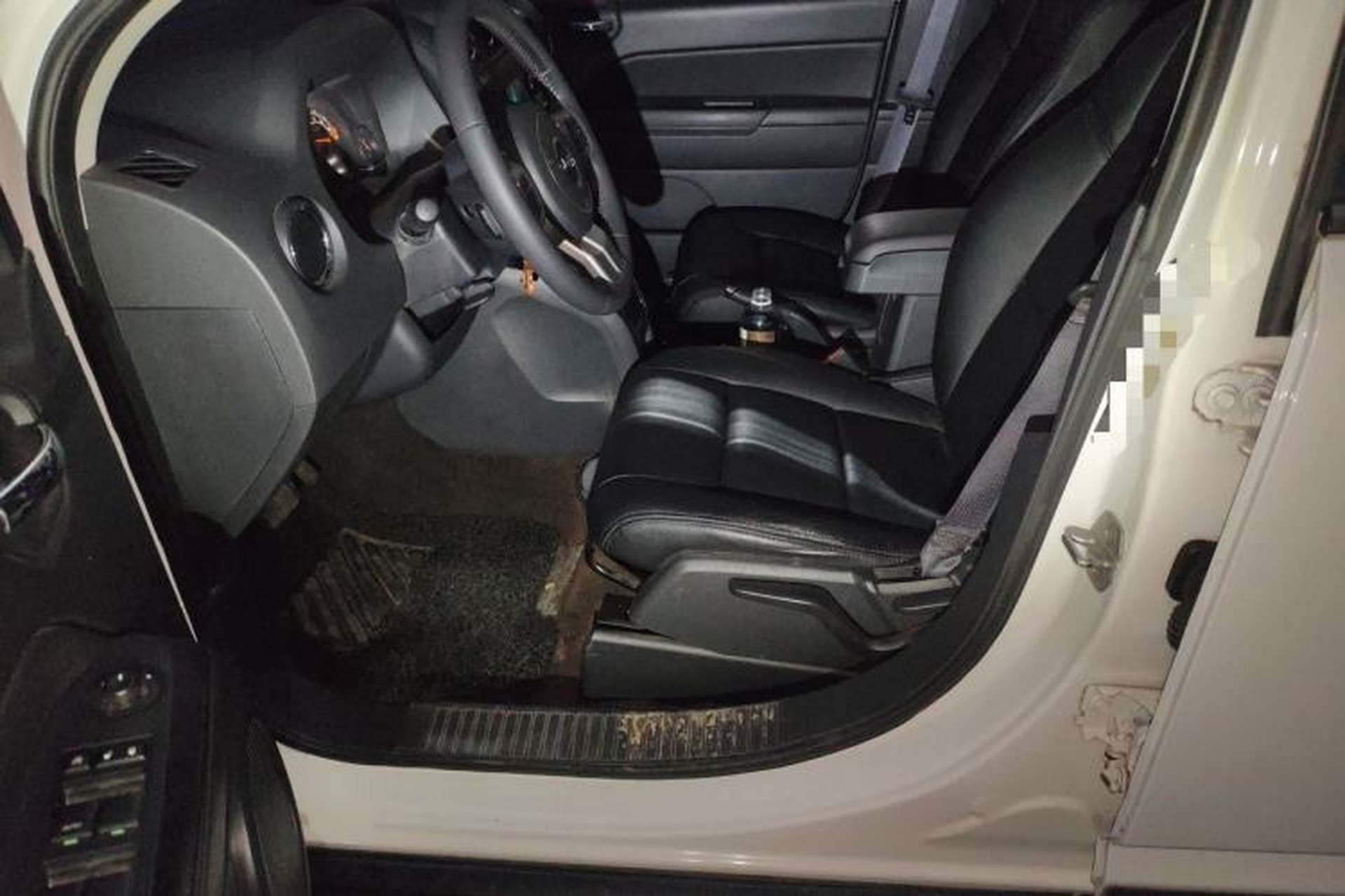 Used Jeep Compass 2014 2.0L two-wheel drive sport version Left Front Seat