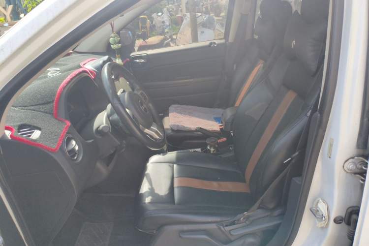Used Jeep Compass 2014 2.0L two-wheel drive sport version Left Front Seat