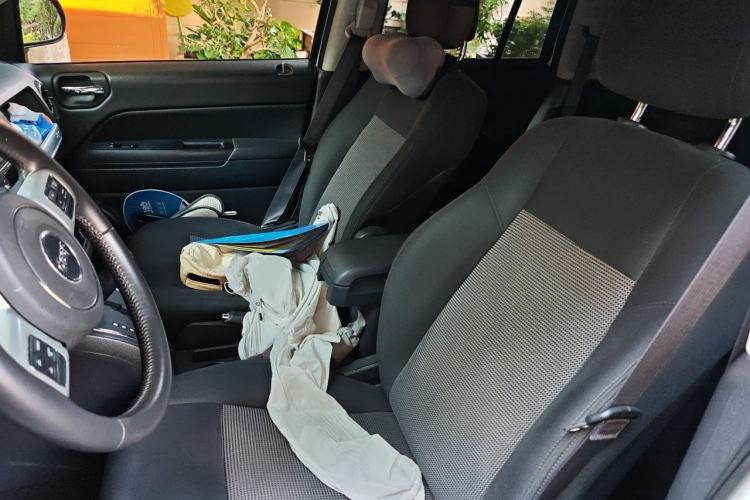 Used Jeep Compass 2014 2.0L two-wheel drive sport version Left Front Seat
