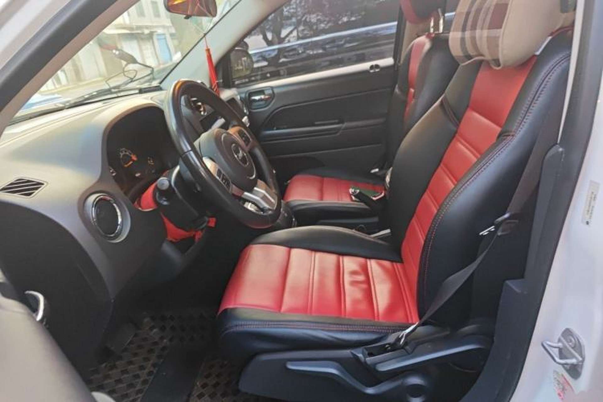 Used Jeep Compass 2014 2.0L two-wheel drive sport version Left Front Seat
