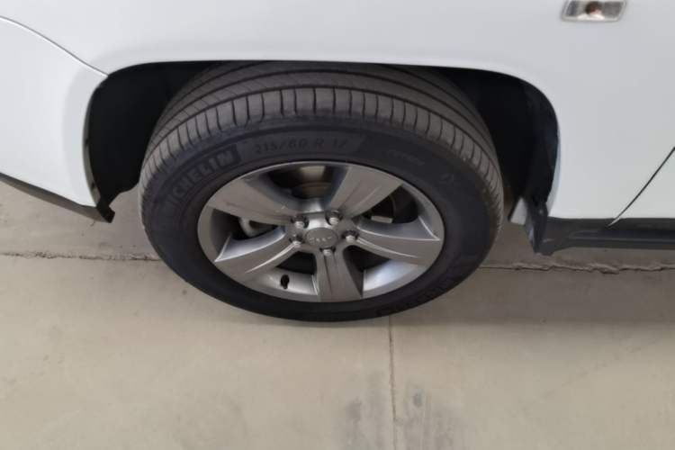 Used Jeep Compass 2014 Revised Version 2.4L Four-Wheel Drive Comfort Edition Left Front Wheel Hub
