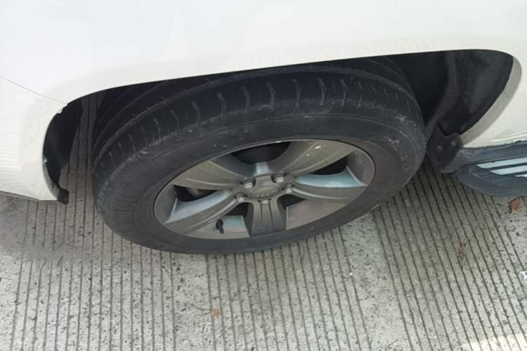 Used Jeep Compass 2014 Revised Version 2.4L Four-Wheel Drive Comfort Edition Left Front Wheel Hub