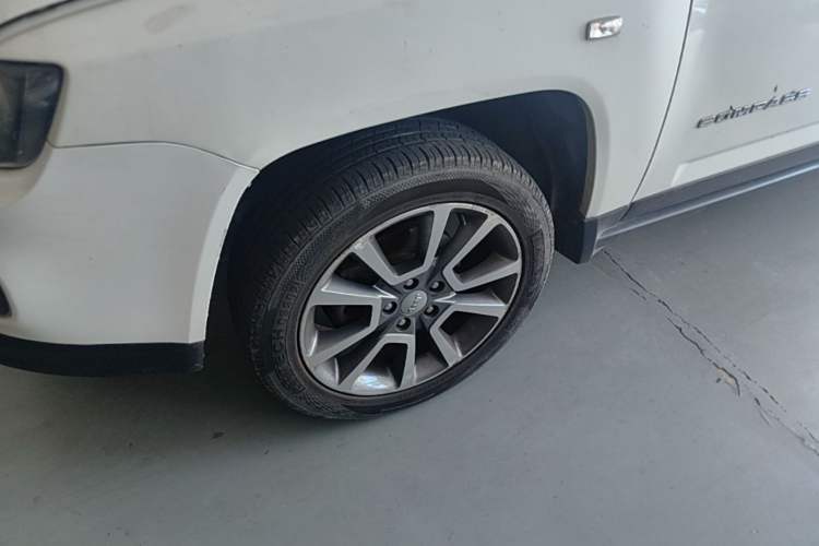 Used Jeep Compass 2014 2.0L two-wheel drive luxury version Left Front Wheel Hub