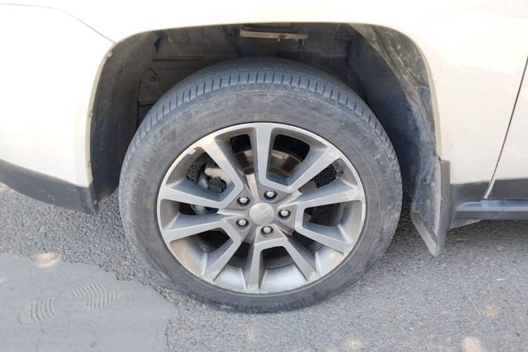 Used Jeep Compass 2014 Revised Version 2.4L Four-Wheel Drive Luxury Edition Left Front Wheel Hub