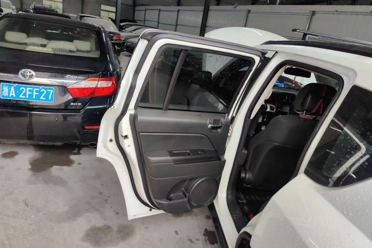 Used Jeep Compass 2014 Revised Version 2.0L Two-Wheel Drive Entry-Level Edition Left Rear Door Interior
