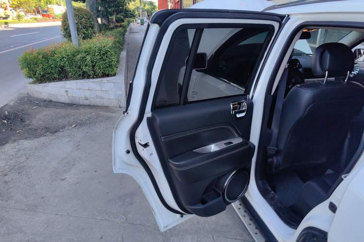 Used Jeep Compass 2014 Revised Version 2.0L Two-Wheel Drive Elite Edition Left Rear Door Interior